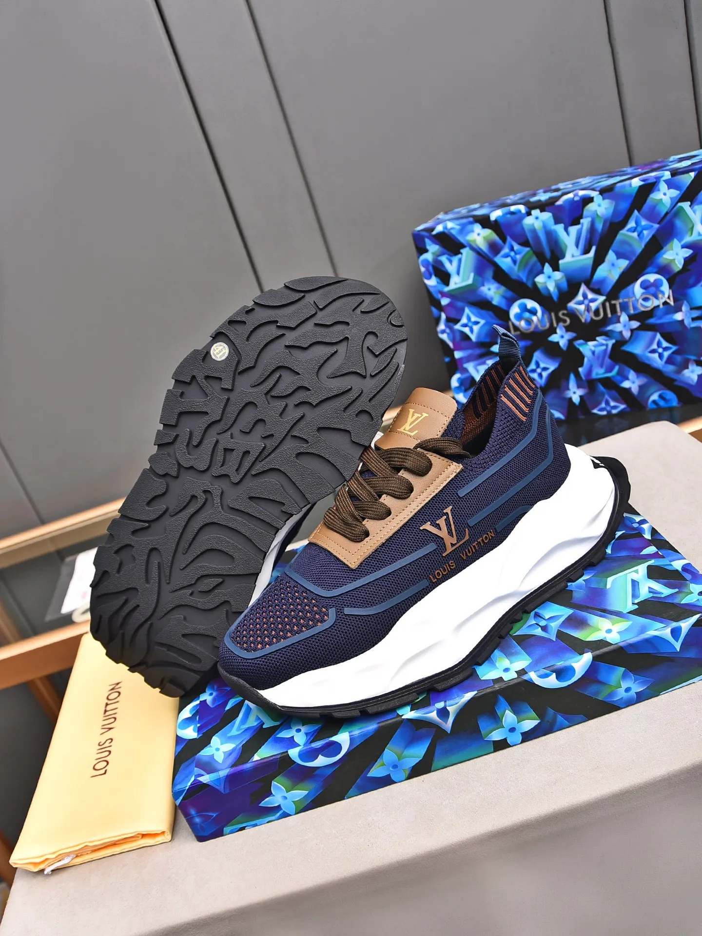 Men's shoes 💰500 LV high-end hot model 👍 Counter 1 design. The face is made of high-elastic fly knit + cowhide + imported glue! TPU outsole is easy to put on, light, comfortable and elastic, trendy and fashionable! ! ! 💪Multiple colors to choose from! Code number: 38-44 (45 46 customized)